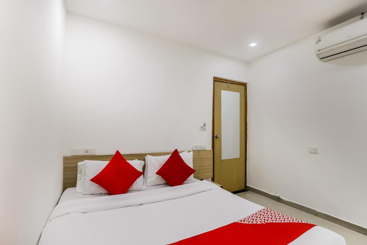 Oyo Hotel D Veeray Ахмедабад Экстерьер фото