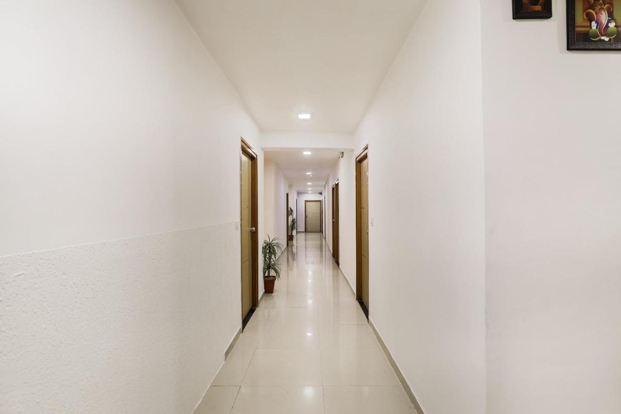 Oyo Hotel D Veeray Ахмедабад Экстерьер фото