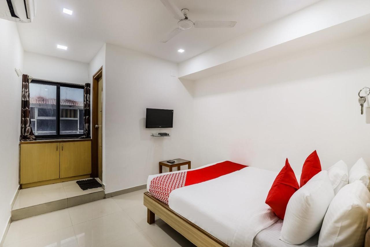 Oyo Hotel D Veeray Ахмедабад Экстерьер фото