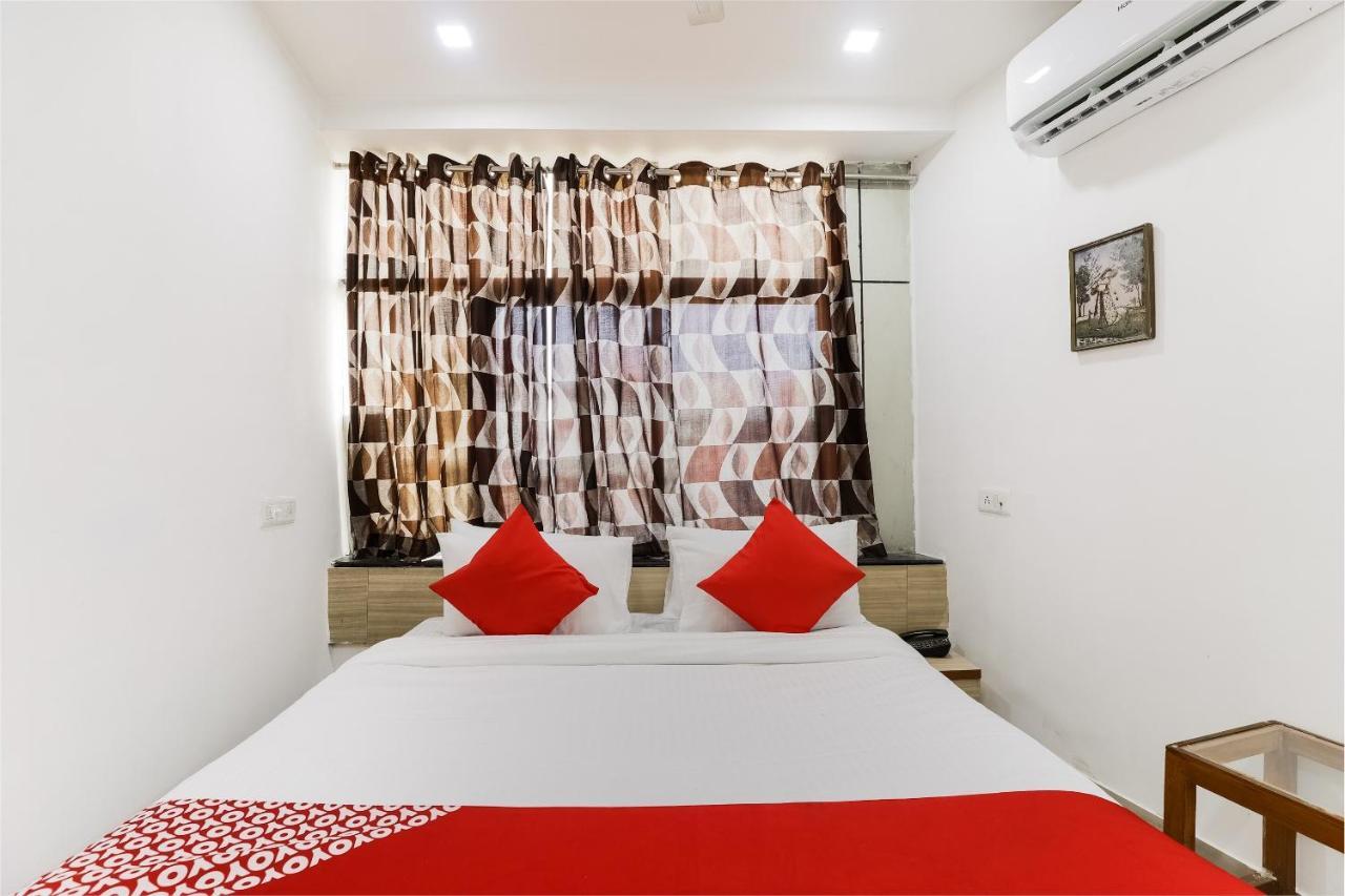 Oyo Hotel D Veeray Ахмедабад Экстерьер фото