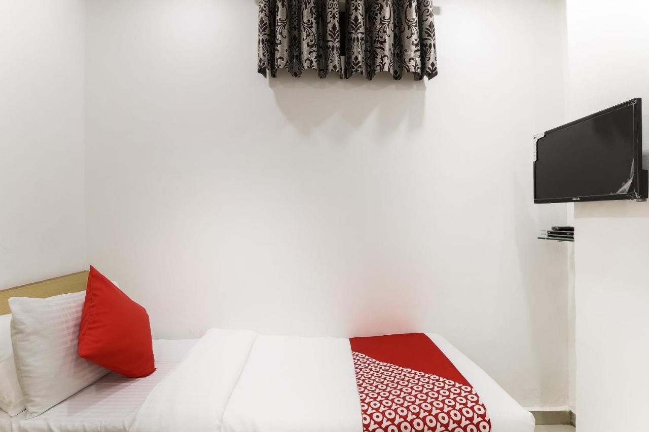 Oyo Hotel D Veeray Ахмедабад Экстерьер фото