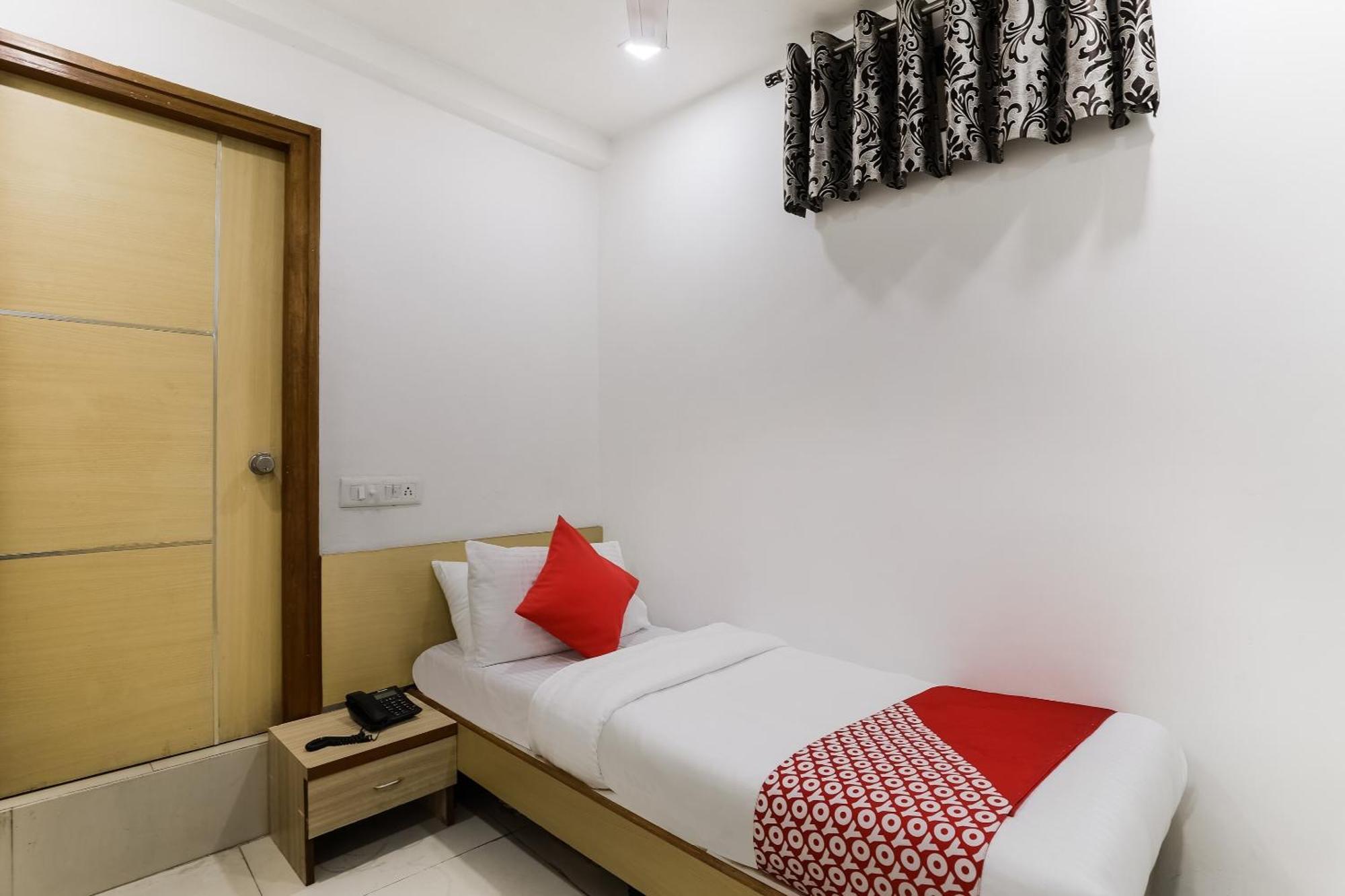 Oyo Hotel D Veeray Ахмедабад Экстерьер фото