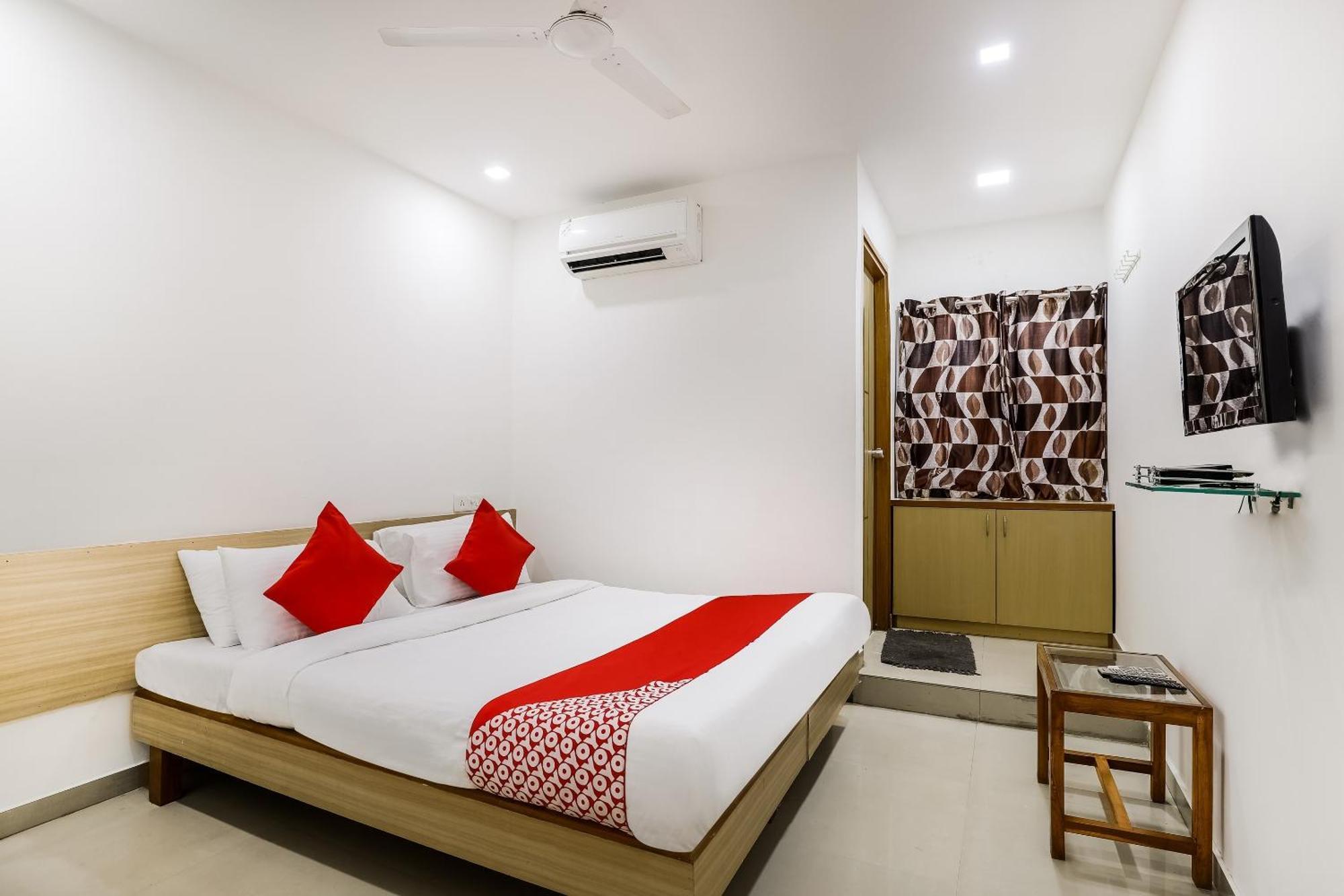 Oyo Hotel D Veeray Ахмедабад Экстерьер фото