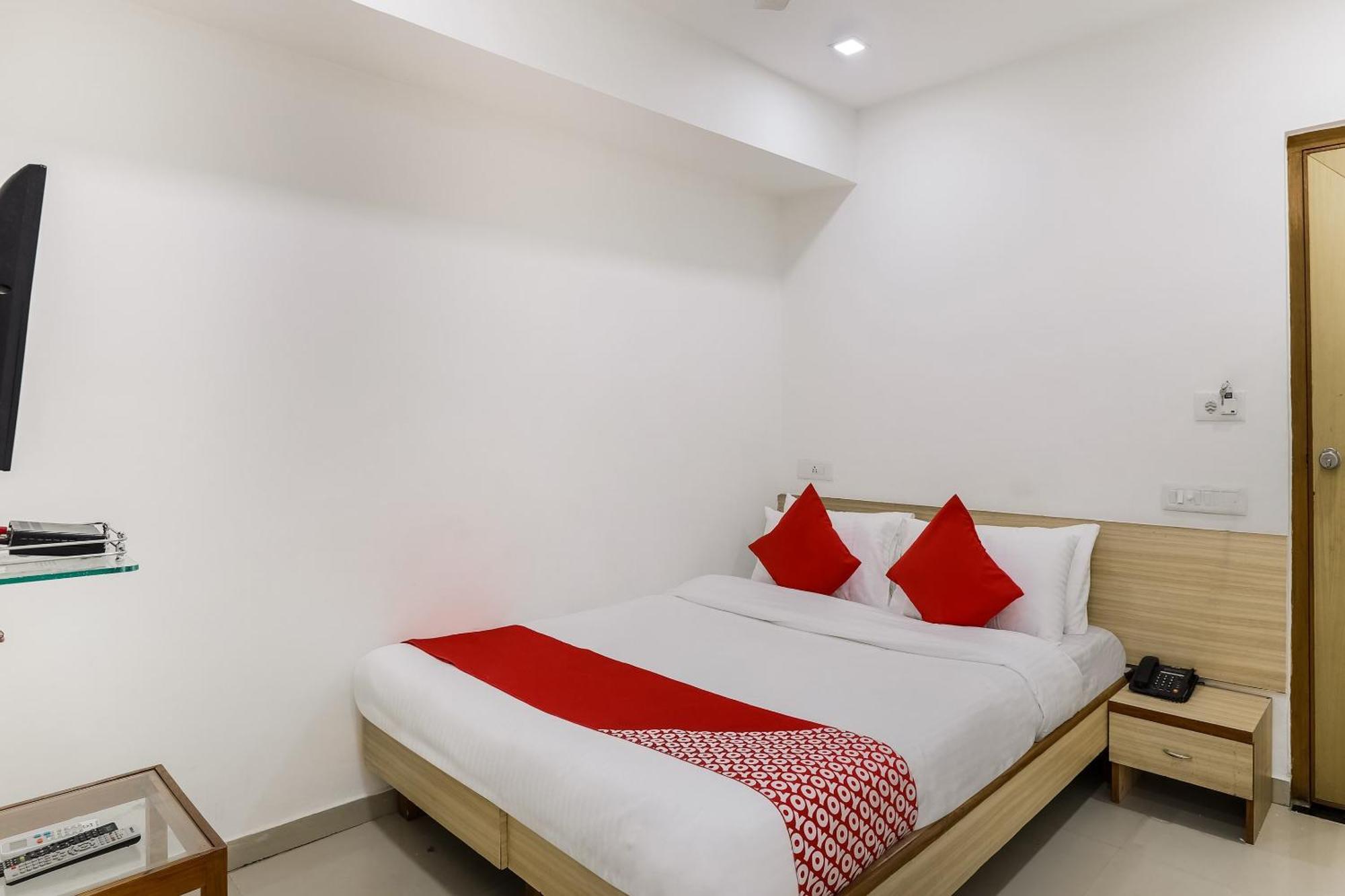 Oyo Hotel D Veeray Ахмедабад Экстерьер фото