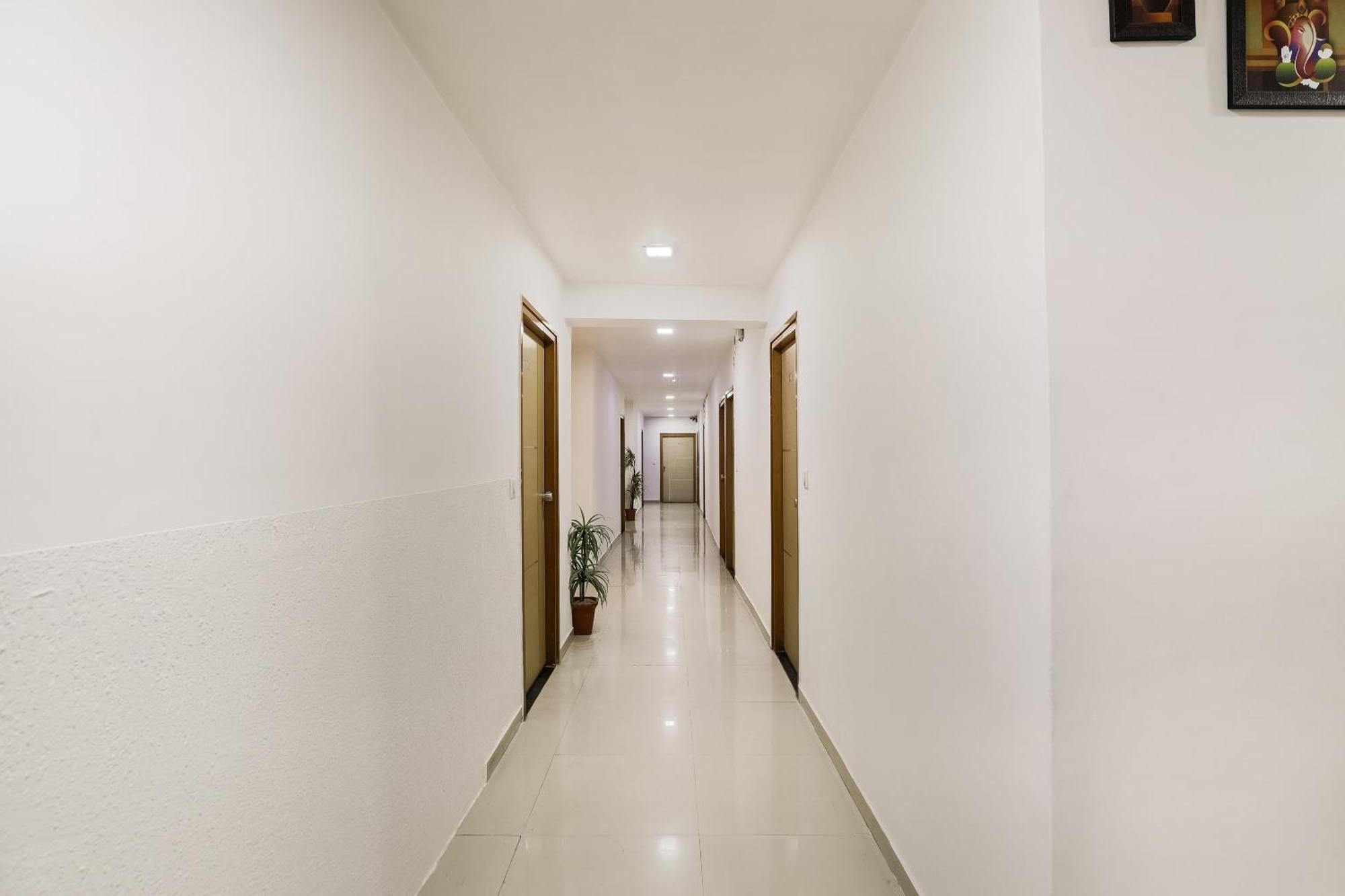 Oyo Hotel D Veeray Ахмедабад Экстерьер фото