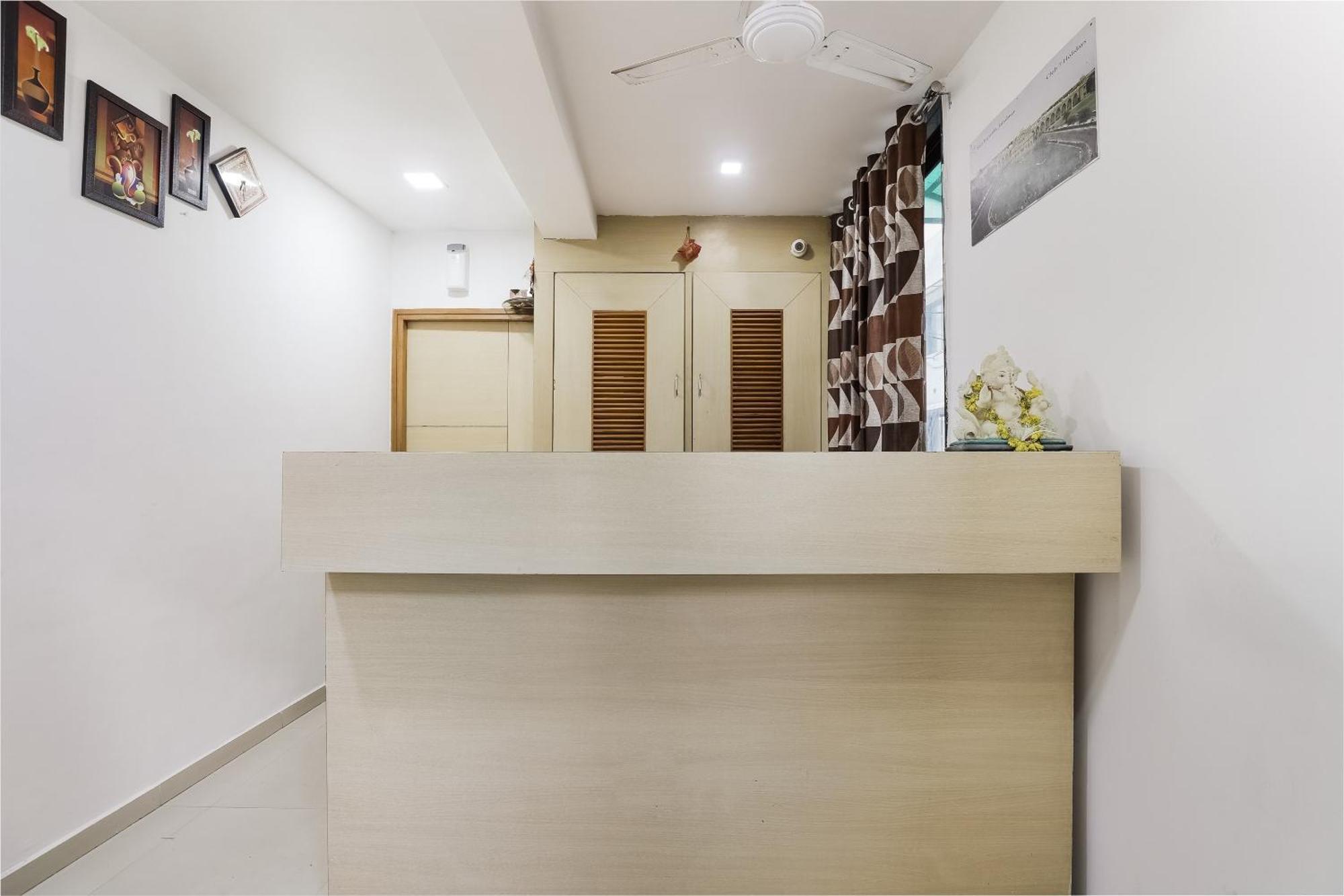 Oyo Hotel D Veeray Ахмедабад Экстерьер фото