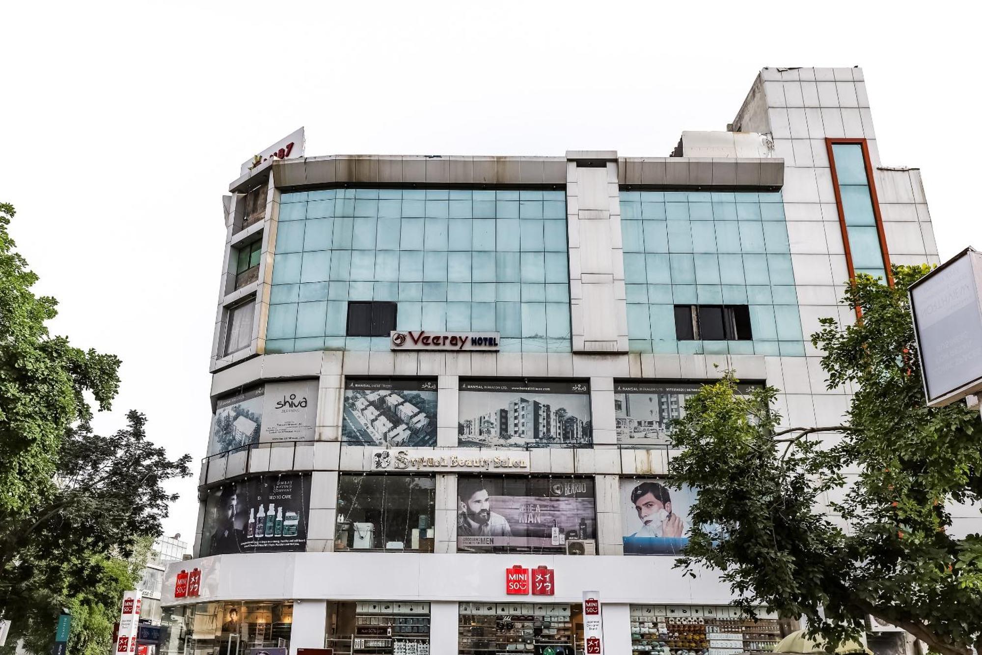 Oyo Hotel D Veeray Ахмедабад Экстерьер фото