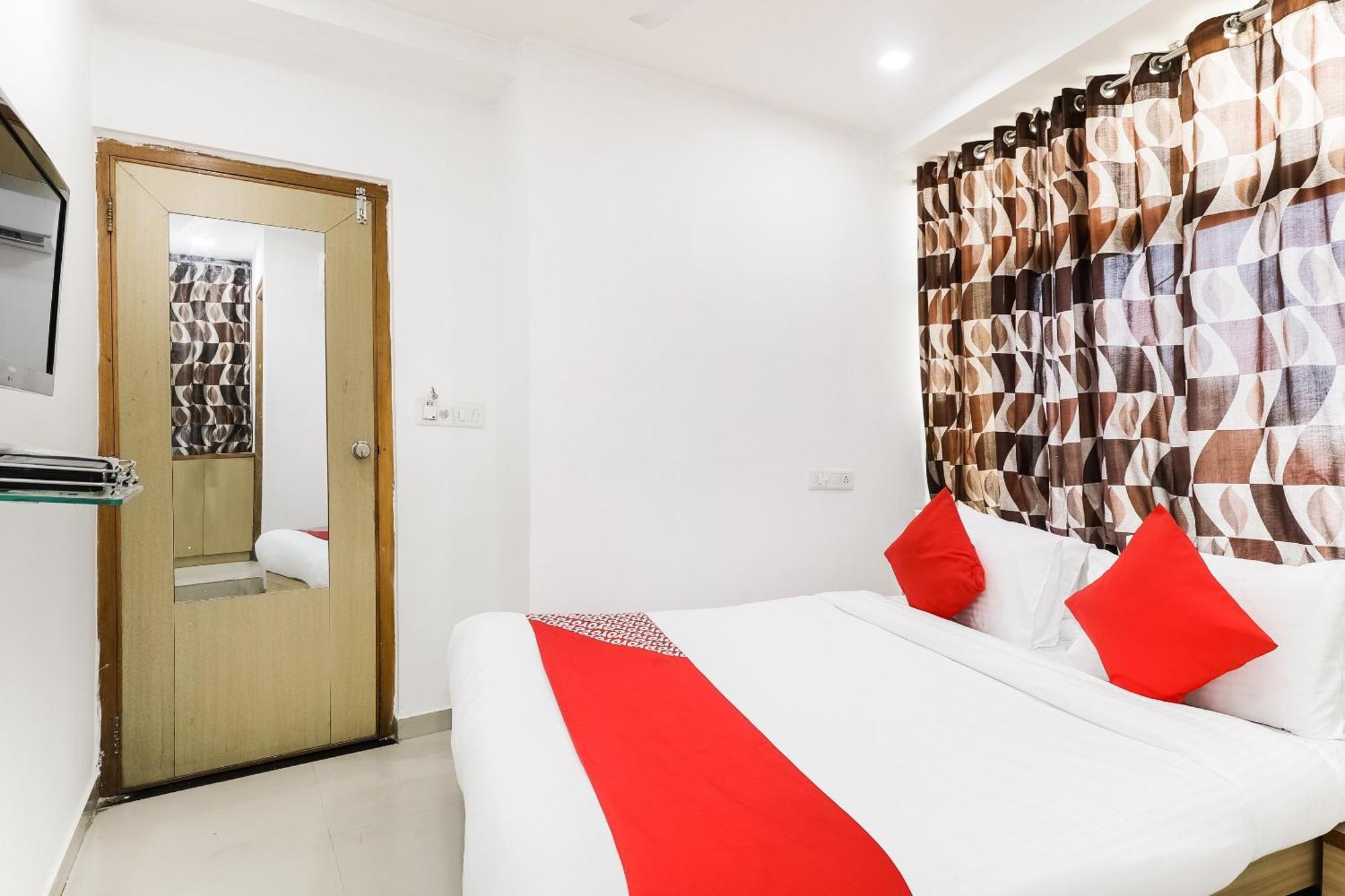 Oyo Hotel D Veeray Ахмедабад Экстерьер фото